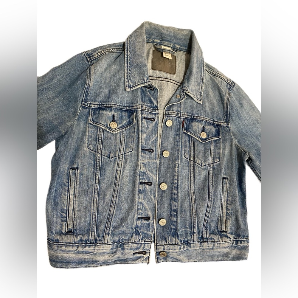 LEVI’S CROPPED DENIM JACKET